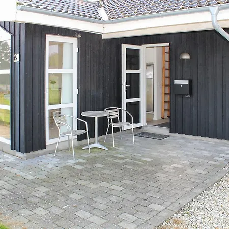 Three-bedroom Holiday In * Hals